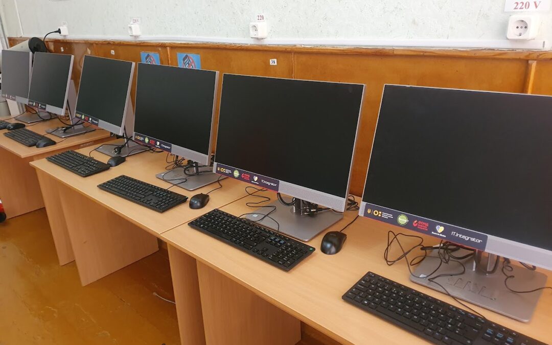 Незламна освіта передала комп’ютерну техніку запорізькій гімназії 89