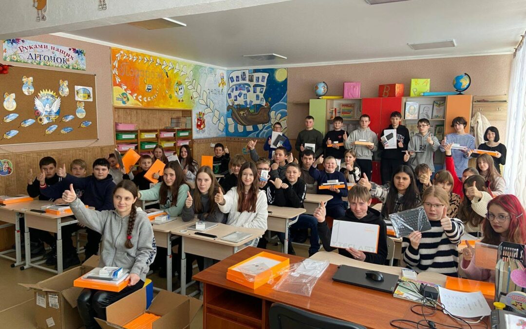Учні двох шкіл Сумської області отримали планшети для організації доступу до освіти